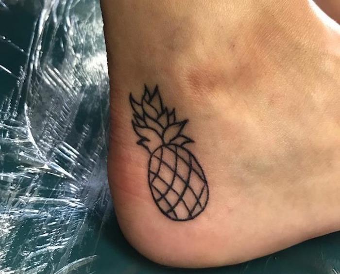 majhna tetovaža na gležnju ananasova tetovaža na stopalu
