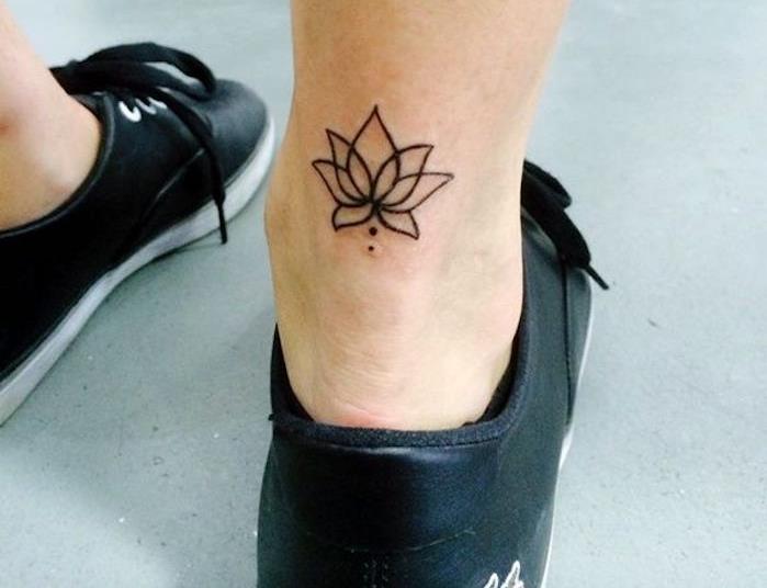 majhna tetovaža na gležnju lotosov cvet minimalistična tetovažna noga