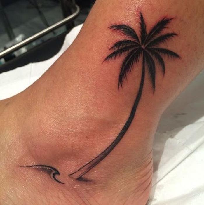 Ideje za tetovaže gleženj tatoo počitnice palma in val na plaži