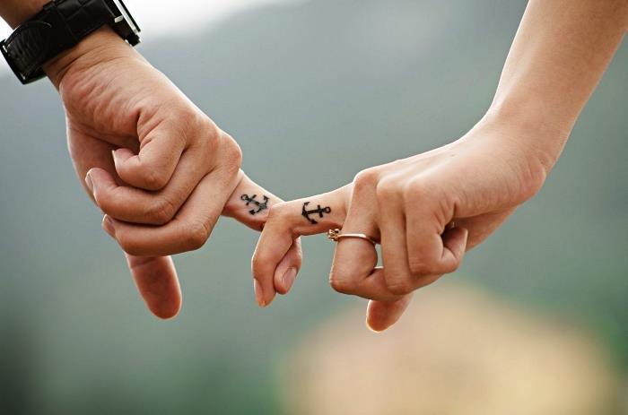orta parmakta minimalist küçük çapa çift dövmesi, aşık çiftler için basit dövme