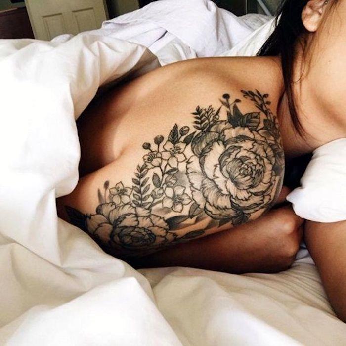 enobarvna tetovaža cvetja potonike na rami, ženska tetovaža na roki in rami, črno črnilo