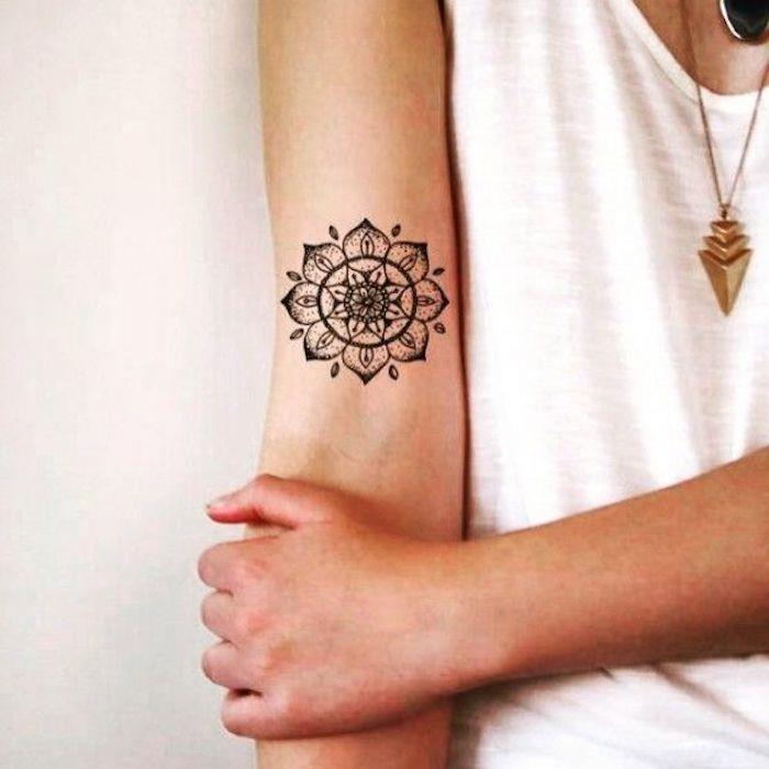 tetovaža cvetne mandale, simbolična ideja tetovaže, simbol popolnosti in popolnosti