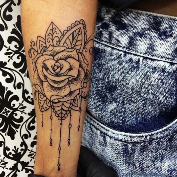 tatuiruotė iš pusės rankovės moteris, tatuiruota juoda rožė su pakabukais