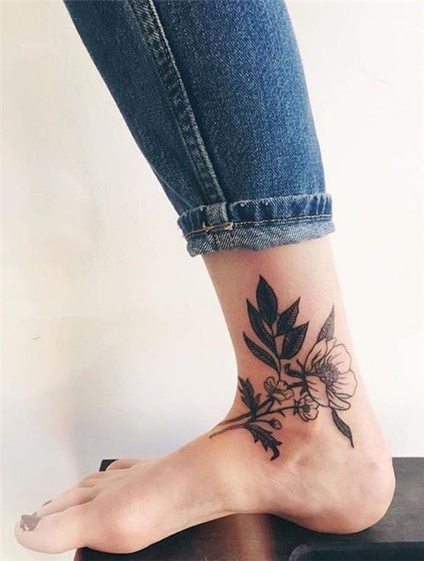 črna tetovaža gležnja, modre kavbojke, ženska tetovaža stopal, ideja tetovaže s cvetličnim vzorcem