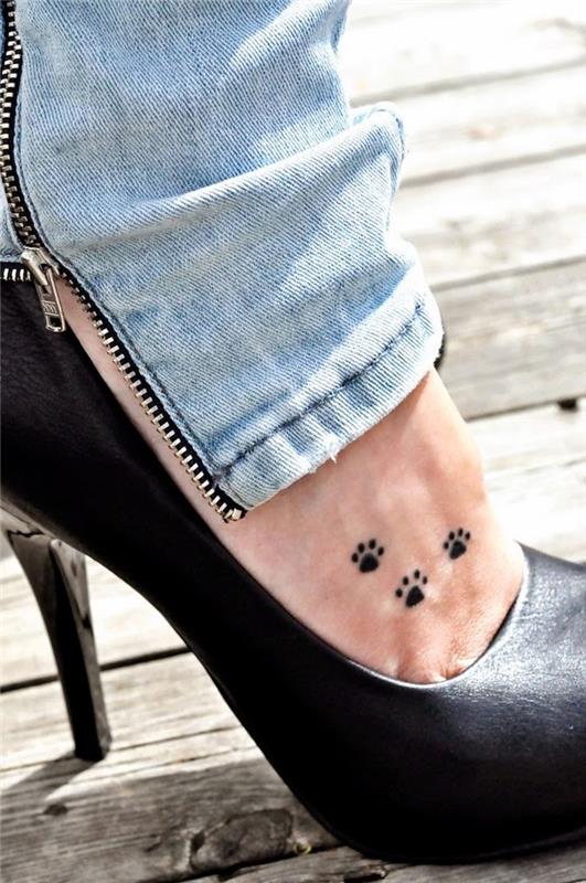 seksi ideja za tetovaže za ženske, majhni živalski koraki na nogi, črni čevlji z visokimi petami
