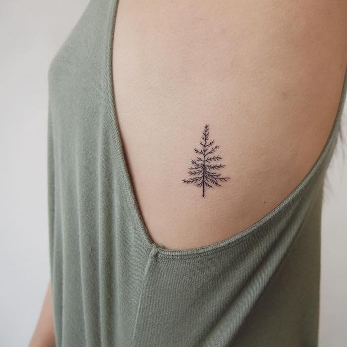 mala ženska tetovaža, ljubezen do narave, body art z vzorcem dreves, ženska zelena majica