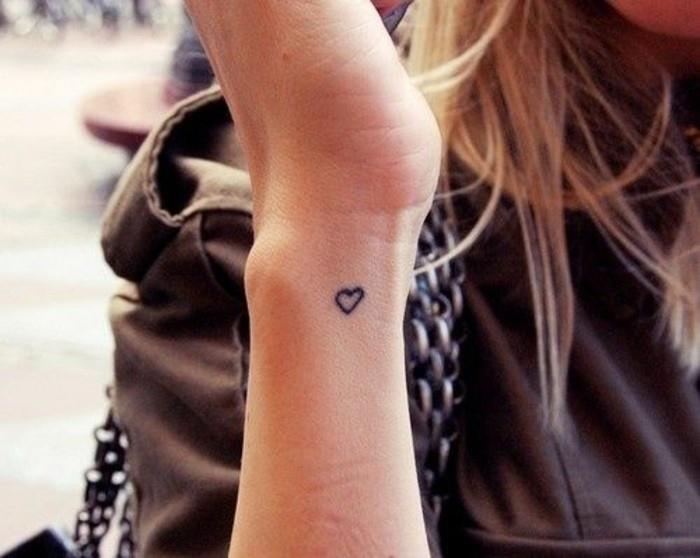 tatuiruotė-diskretiška moteris-idėja-ar-pasidaryk savo minimalistinę tatuiruotės idėją