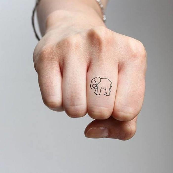 subtilus moterų pirštų tatuiruotė, vaizduojanti dramblį, dramblio falangos tatuiruotė