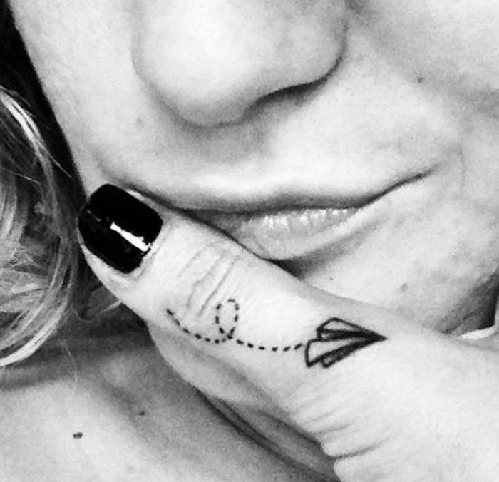 pikčasta ideja tetovaže majhna diskretna ženska prstna roka