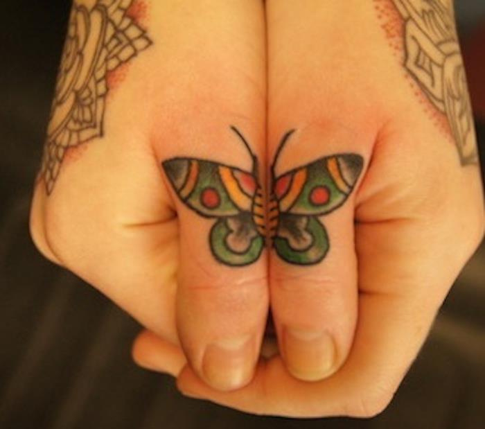 parmaklarda dövme simetrik kelebek dövmesi el