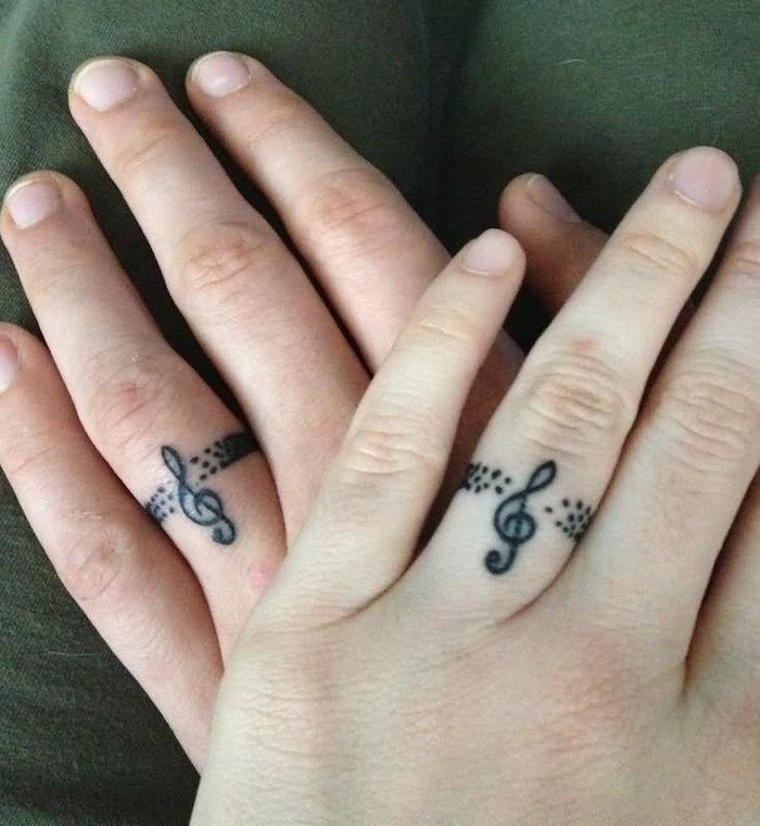 tatuiruotė muzika pirštai tatuiruotės pirštų rakteliai treble