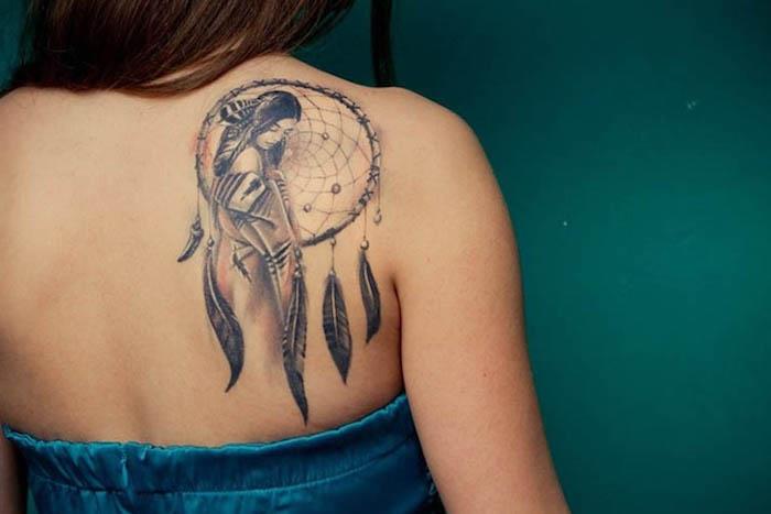 črno -rdeča plemenska tetovaža, Indijanka in lovilec sanj, modri bustier, obeski iz perja