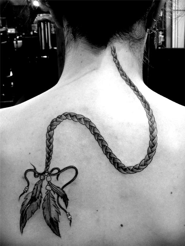 tetovaža s perjem, lasje, vezani v pecivo, prebadanje ušes z obročem, tetovaža s kosom in perjem