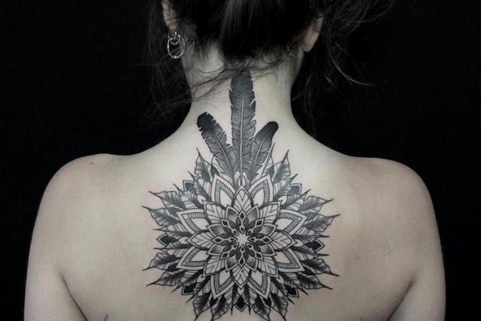 moters tatuiruotės idėja, rašalo piešimas ant odos, mandalos dizaino tatuiruotė su plunksnomis ant kaklo