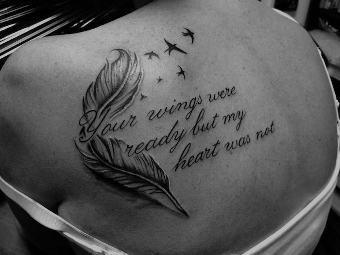 idėja tatuiruotė moteris, piešimas rašalu ant odos, tatuiruotė su plunksnomis ir skraidančiais paukščiais, įkvepianti citata