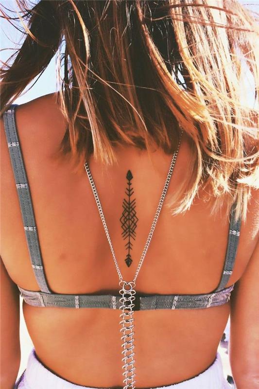 body art za žensko, vzorec puščice s črnilom na hrbtu, rjavi lasje z blondinkami