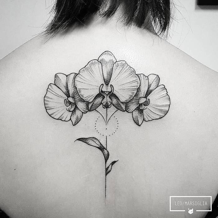 juoda orchidėjų tatuiruočių suolelis viršutinėje nugaros dalyje