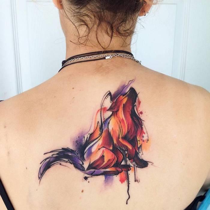 abstraktna tetovaža volka, abstraktna akvarelna tetovaža v rdečih, lila in oranžnih barvah, ogrlice