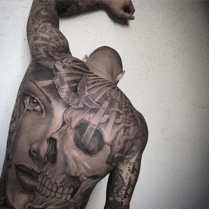 didelė visos nugaros tatuiruotės nuotrauka tikroviškas vyro veido kaukolė