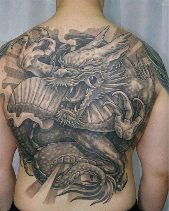 Japonų tatuiruotė ant nugaros vyro drakono genties juodai balta