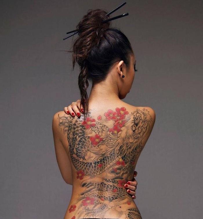 Japonijos milžiniško drakono tatuiruotė ant nugaros
