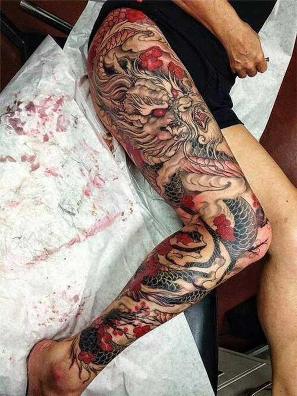 Japonų drakono visos kojos tatuiruotė