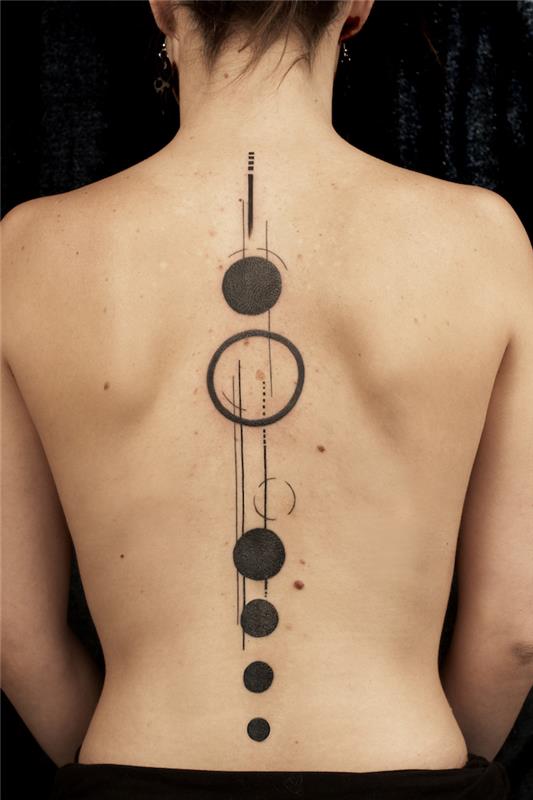 Moterų nugaros tatuiruotės žvaigždynas apvalios planetos tatuiruotė abstrakti