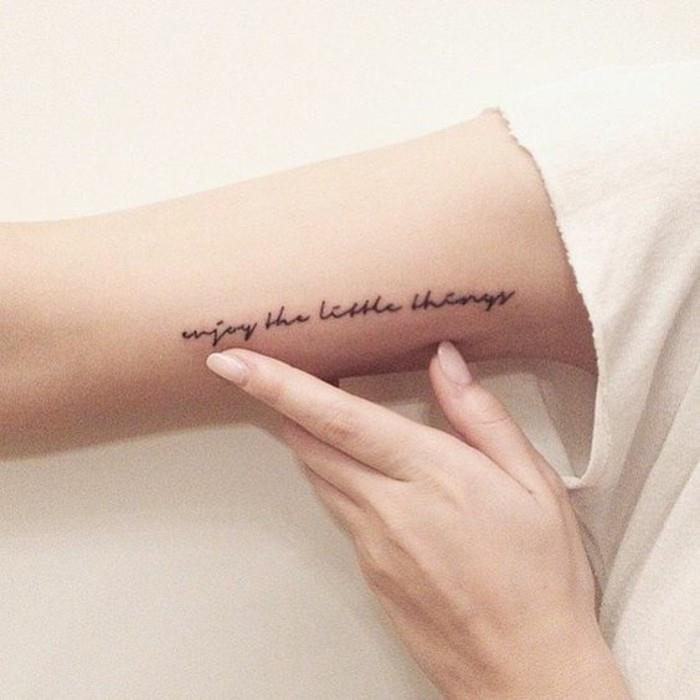 tatuiruotė-rašanti-moteris-originali-tatuiruotė-moteris-tatuiruotė-diskretiška
