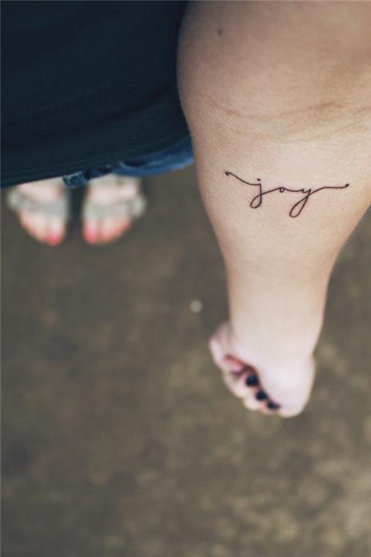 tatuiruotę rašanti moteris-diskretiška tatuiruotė-moteris-gražiausia-tatuiruotė-moteris