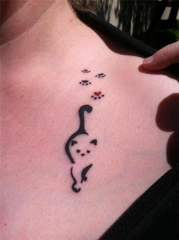 tetovaža mačjega odtisa, stiliziran črni mucek na rami samice