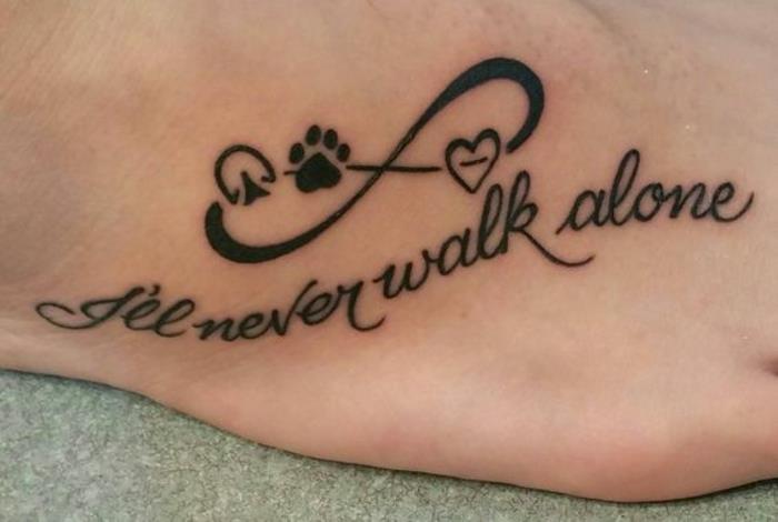 tetovaža stopala, znak neskončnosti in simbol srca, tetoviran na podplatu