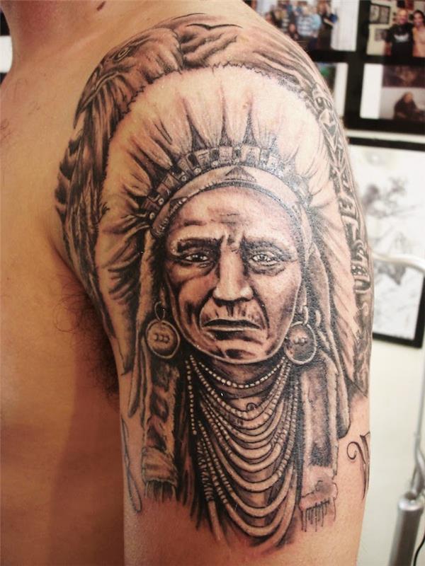 Indijanski motiv, tetovaža na roki in rami za moške, risba s črnilom domače glave s perjem