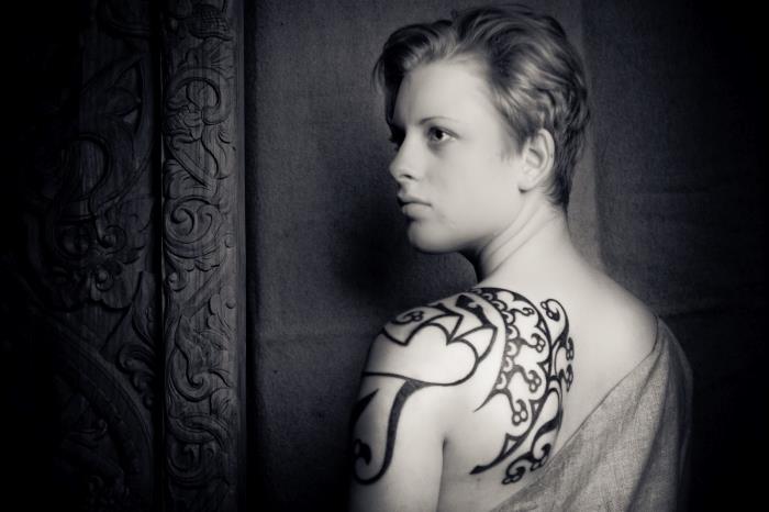 model tetovaže na rami in hrbtu z etničnimi motivi, ideja tetovaže plemenskega oblikovanja za moške in ženske