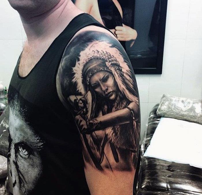 tetovaža moške roke, črna brezrokavnica s človeškim obrazom, risba s črnilom bojevnika