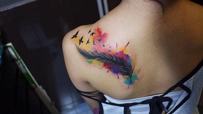 tetovaža ženska, risanje na koži v barvah, tetovaža s perjem in vzorec letečih ptic