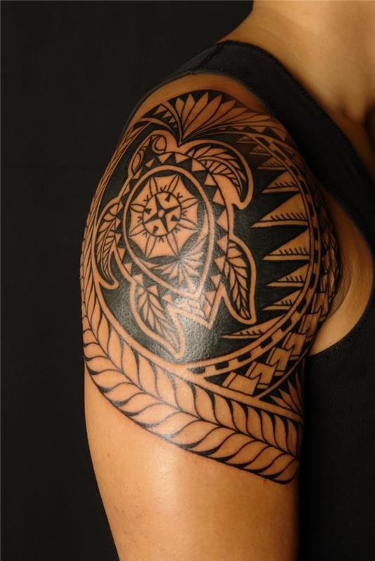 dövme anlamı, omuzda etnik tasarım, deniz kaplumbağası tasarımı ile erkek veya kadın dövmesi