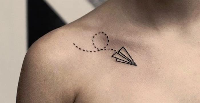 pikčasta tetovaža letala na ženski ključni kosti