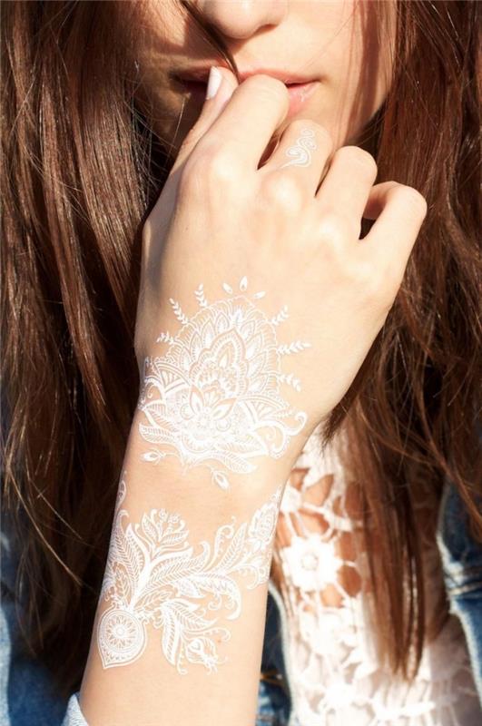 chna dizaino idėja su etniniais elementais, laikinas baltos tatuiruotės šablonas ant rankos su lapų raštais