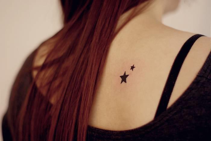 Žvaigždžių tatuiruotė moteris diskretiška nugaros žvaigždės tatuiruotė