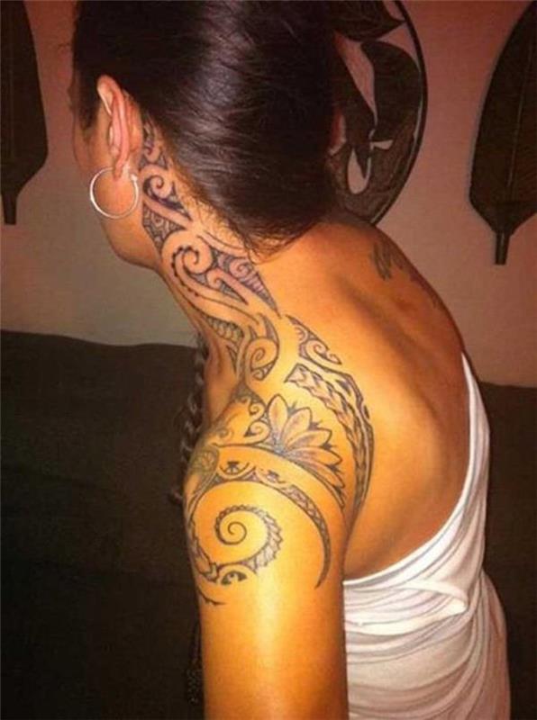 Polinezijos maorių moters kaklo tatuiruotė