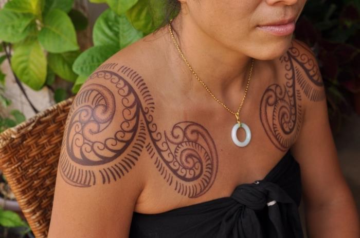 model tetovaže, dizajn na ramenih z etničnimi vzorci, tetovaža za ženske z vzorci pomikanja