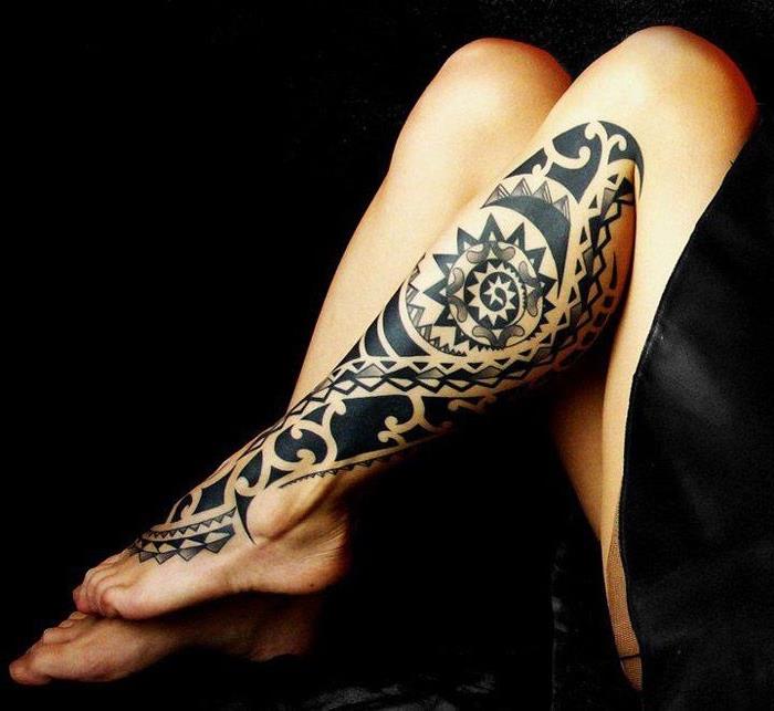 tattoo model ženska, risba na nogah s plemenskimi vzorci, tetovaža etničnega oblikovanja za ženske