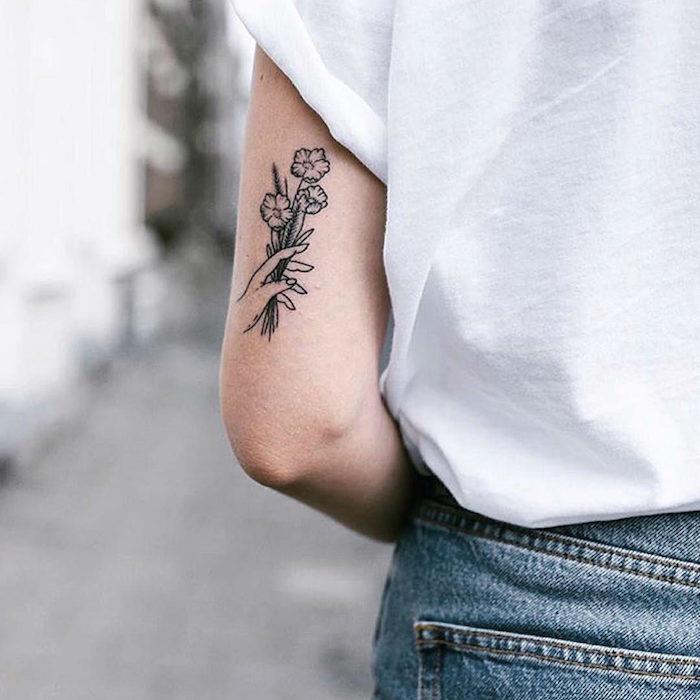 majhen diskreten šopek cvetje ročna tetovaža na zadnji strani roke za žensko v preprosti črno -beli barvi