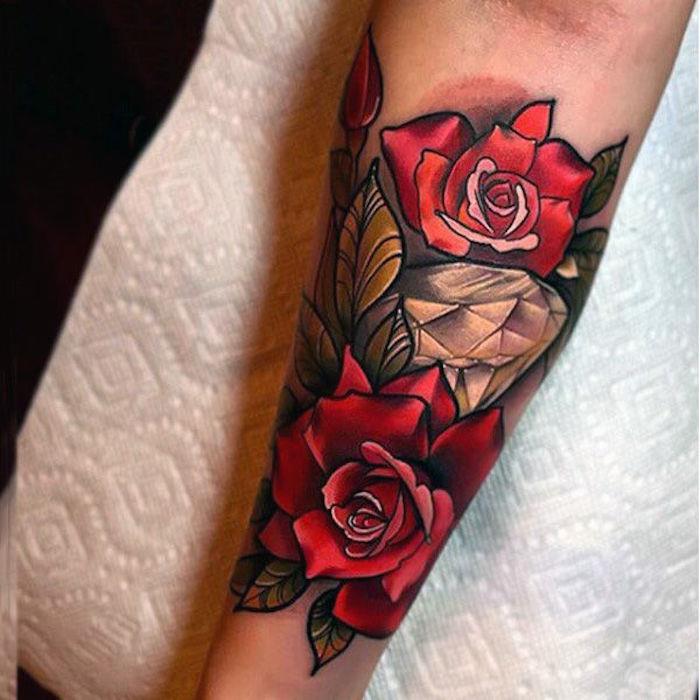 tetovaže vrtnic in diamantov, zeleno listje, barvna tetovaža, ženska tetovaža podlakti, cvetovi rdeče vrtnice