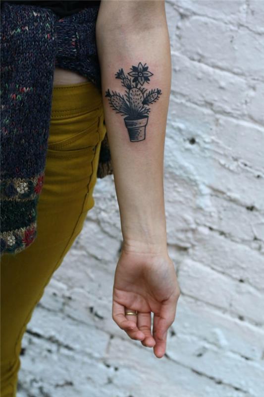 moterų dilbio tatuiruotė, mažo puodo tatuiruotė, garstyčių džinsai ir liemenė