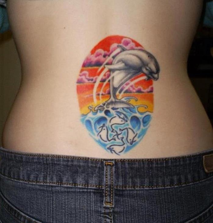 apatinės nugaros tatuiruotė delfinų spalvos maža plaukiojanti tatuiruotė