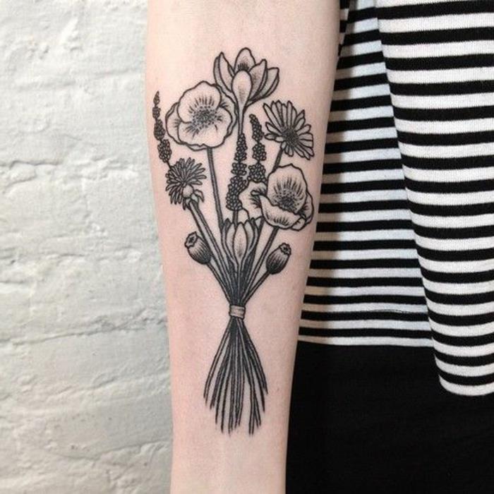 Moters rankos tatuiruotė, gėlių skynimas, dilbio tatuiruotė, dryžuota palaidinė
