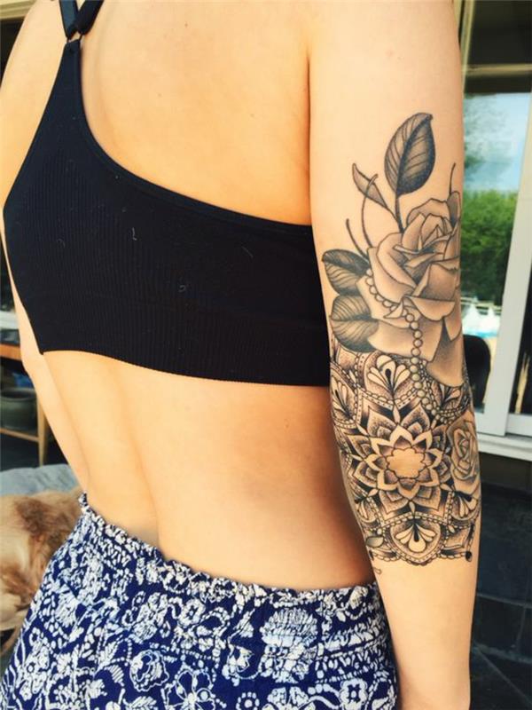 tatuiruotė moters ranka, rožė ir gėlių mandala juodos spalvos, ranka ir dilbis