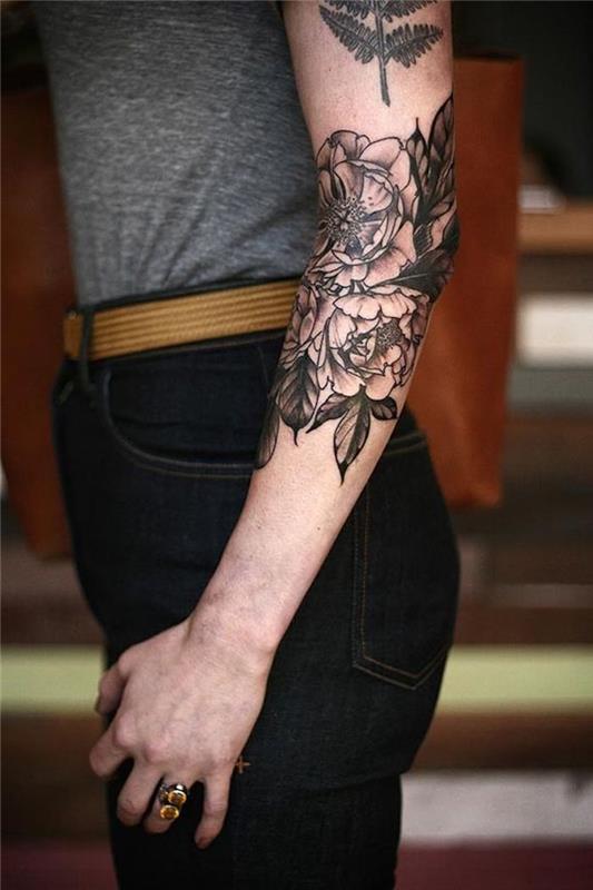 enobarvno cvetje, tetovirano na roki, kavbojke, siv vrh, tetovaža z rastlinskimi motivi