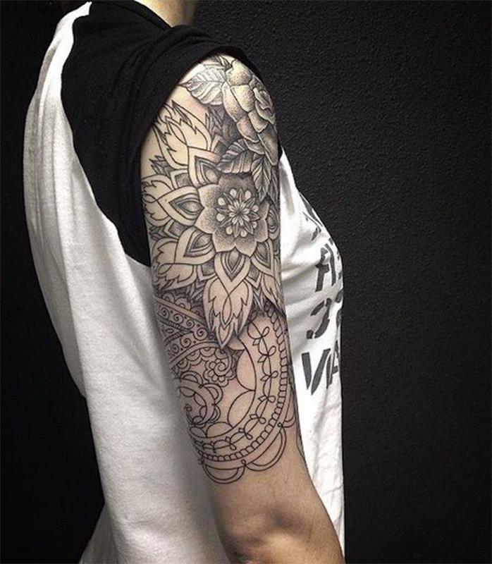 črna barva tetovirana roka, črno -bela majica, ženska tetovaža mandale, podrobna risba